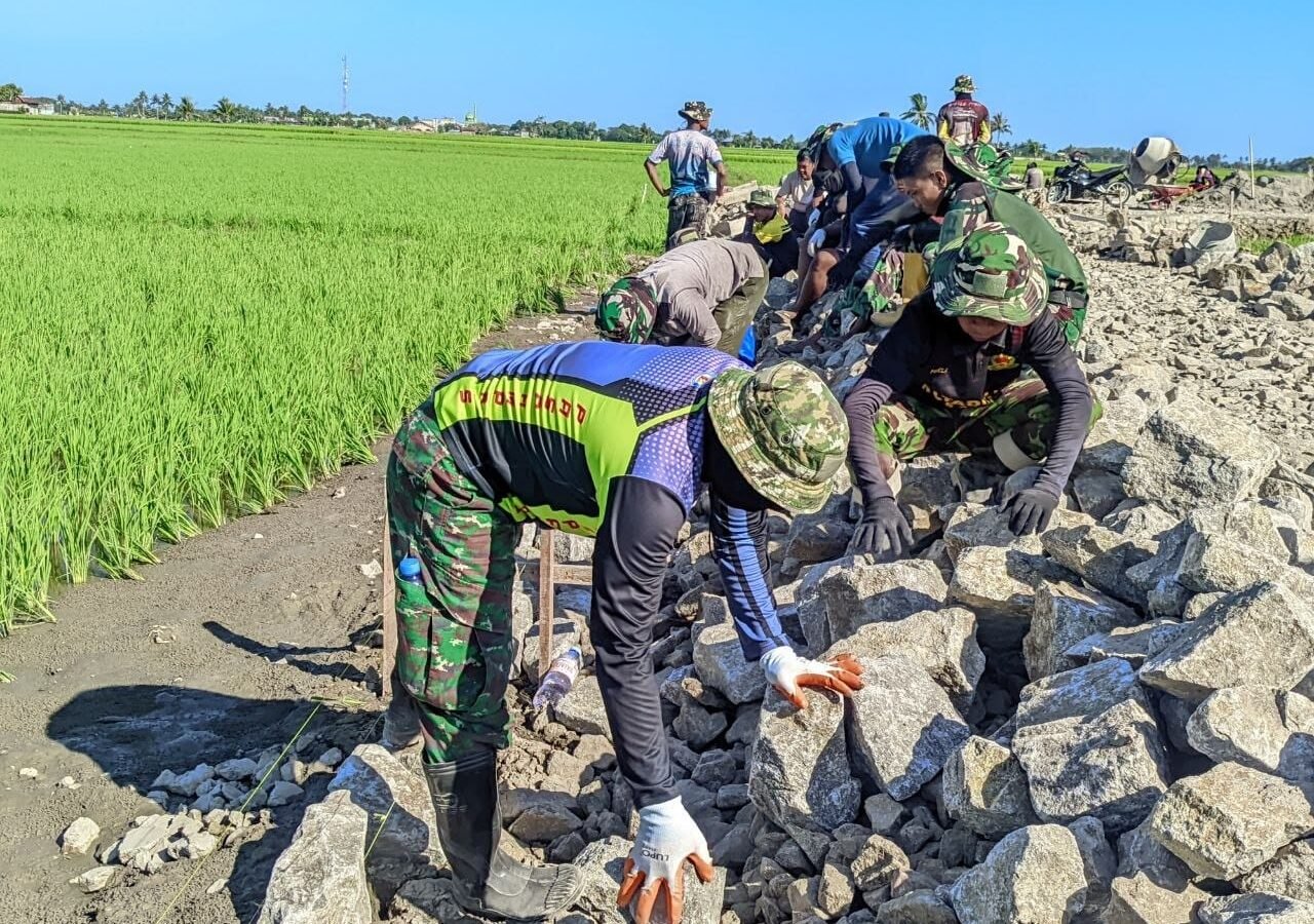 Lawan Terik Matahari, Satgas TMMD Ke-129 Kodim 1404/Pinrang Gaspol Tuntaskan Sasaran di Hari Ke-25