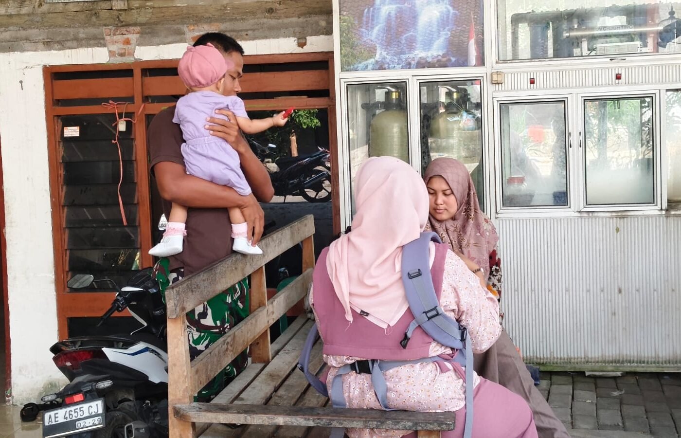 Keceriaan Tak Terpisahkan: Sinergi Satgas TMMD ke-129 Kodim 0812/Lamongan dan Anak-Anak Tlemang