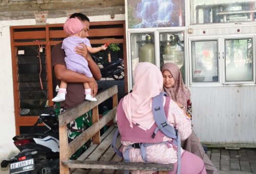 Keceriaan Tak Terpisahkan: Sinergi Satgas TMMD ke-129 Kodim 0812/Lamongan dan Anak-Anak Tlemang