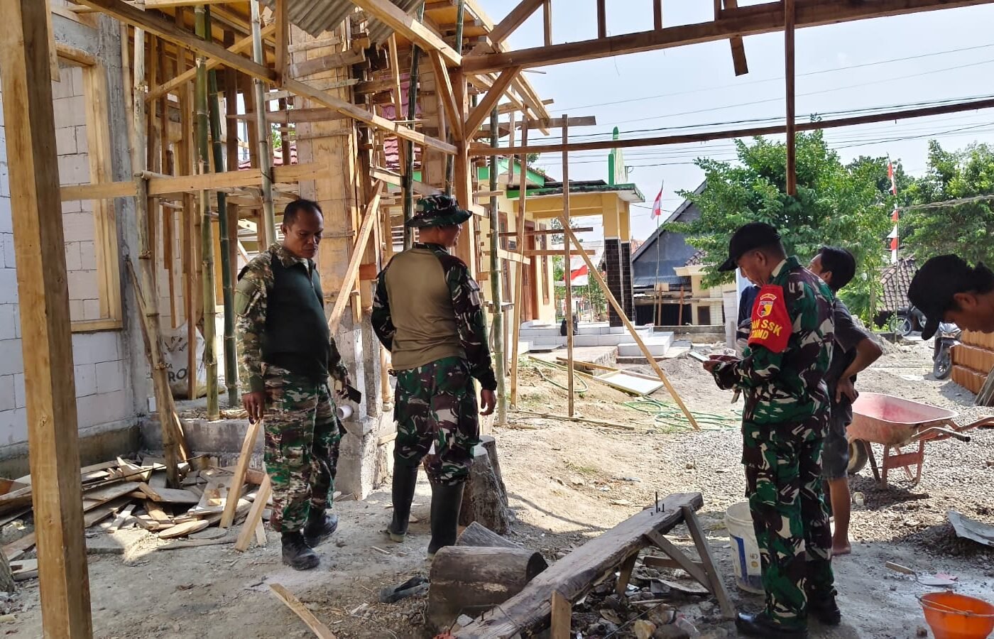 Kolaborasi Optimal: Satgas TMMD 129 dan Pemdes Tlemang Wujudkan Hunian Nyaman bagi Masyarakat