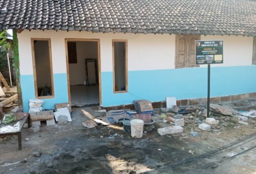 Kerja Sama Satgas TMMD Percepat Pemasangan Keramik RTLH Ibu Tini
