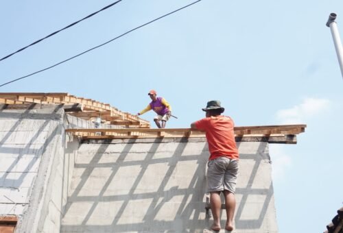 Dedikasi Prajurit Kodim Lamongan: Keringat dan Ketelitian Untuk Rumah Bu Sumiatun