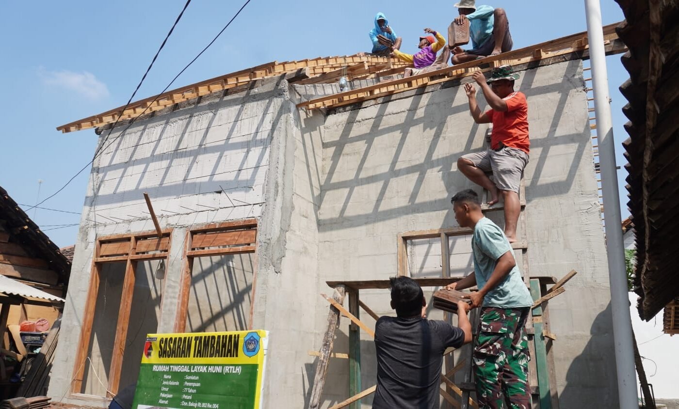 Kerjasama Solid: Kolaborasi Satgas TMMD ke-129 Kodim 0812/Lamongan dan Komunitas dalam Renovasi Rumah Ibu Sumiatun