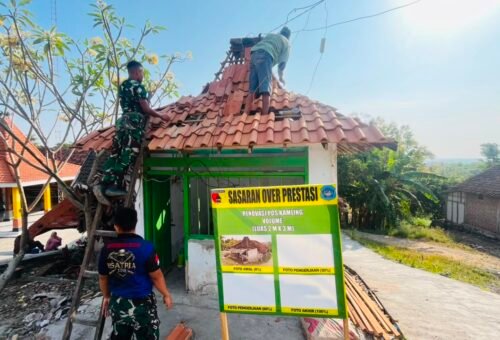 Satgas TMMD ke-129 Kodim 0812/Lamongan Percepat Pembangunan Atap Pos Kamling di Desa Tlemang