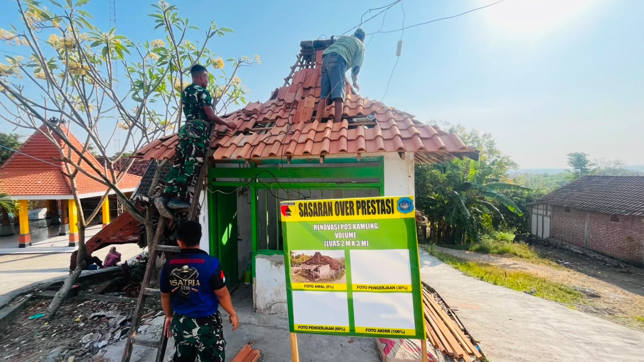 Satgas TMMD ke-129 Kodim 0812/Lamongan Percepat Pembangunan Atap Pos Kamling di Desa Tlemang