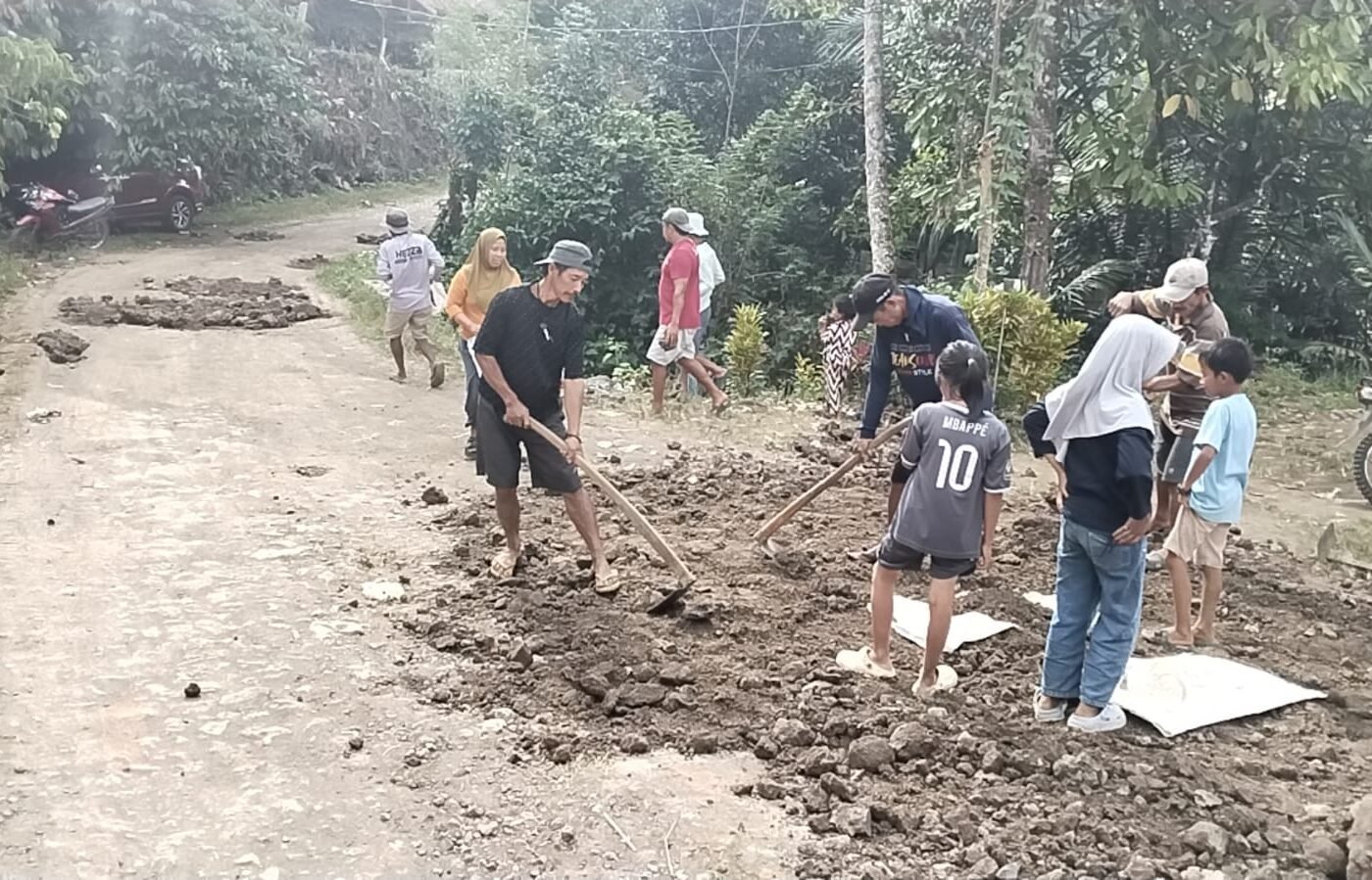 Partisipasi Warga Desa Patukku dalam TMMD Ke-129 Kodim 1407/Bone