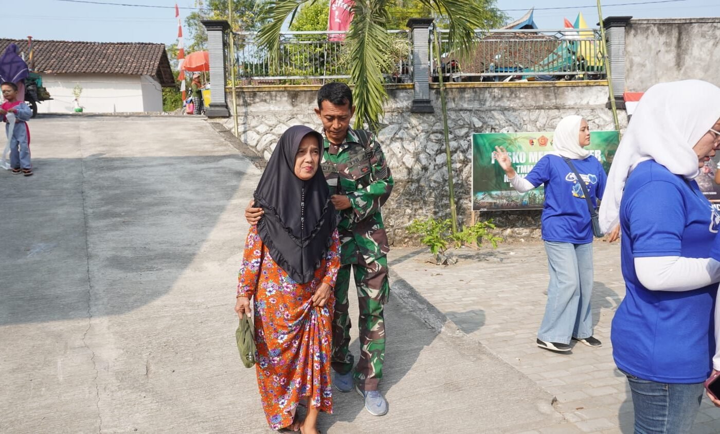 Sentuhan Kasih Prabudi: Lancarkan Akses Kesehatan untuk Lansia di TMMD 129 Kodim 0812/Lamongan