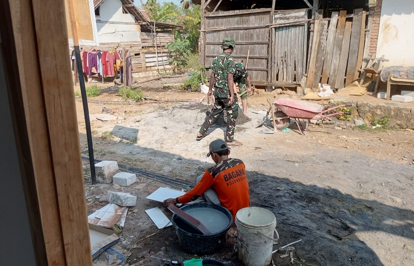 Pemasangan Keramik di RTLH Ibu Tini, TMMD Kodim 0813/Bojonegoro Terus Bergerak Maju