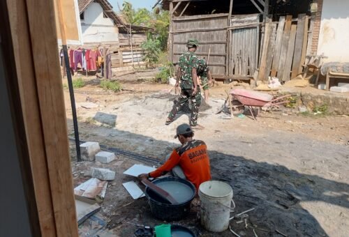 Pemasangan Keramik di RTLH Ibu Tini, TMMD Kodim 0813/Bojonegoro Terus Bergerak Maju