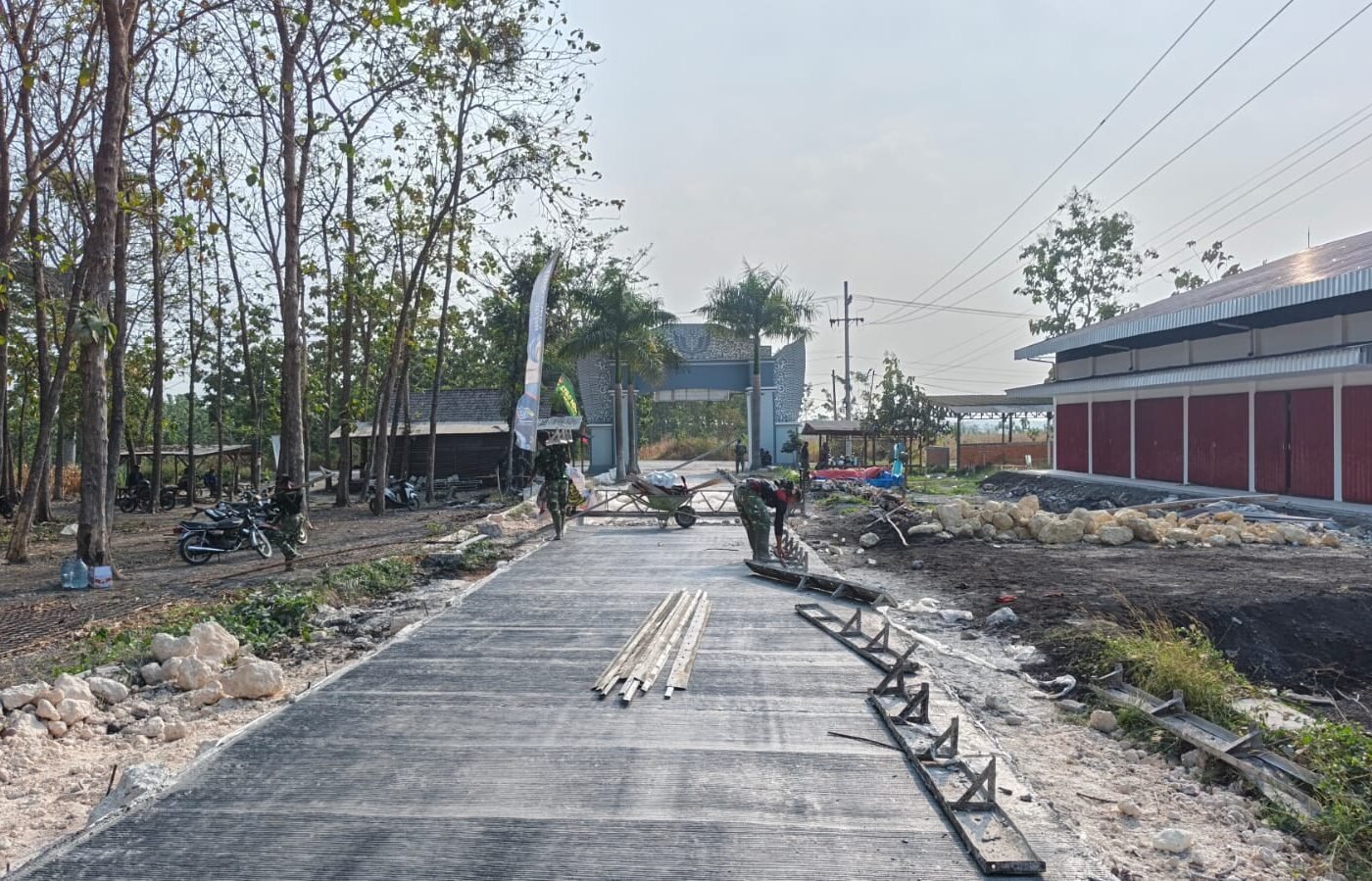Semangat Kebersamaan di Pagi Hari Satgas TMMD 129: Pemasangan Bekisting Jalan Rabat Beton