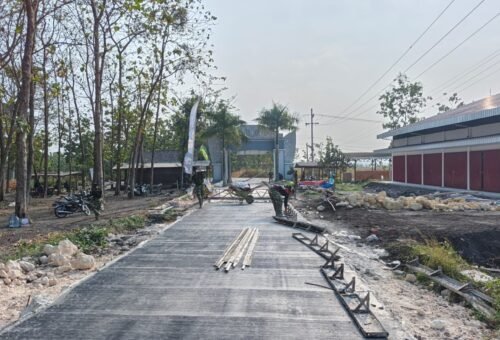 Semangat Kebersamaan di Pagi Hari Satgas TMMD 129: Pemasangan Bekisting Jalan Rabat Beton