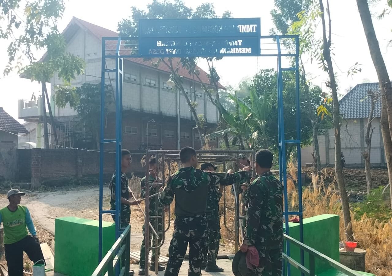 Perbaikan Jembatan oleh Satgas TMMD Kodim 0813/Bojonegoro dengan Pengecatan Besi Pengaman