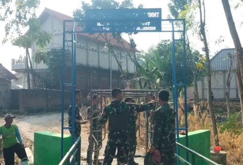 Perbaikan Jembatan oleh Satgas TMMD Kodim 0813/Bojonegoro dengan Pengecatan Besi Pengaman