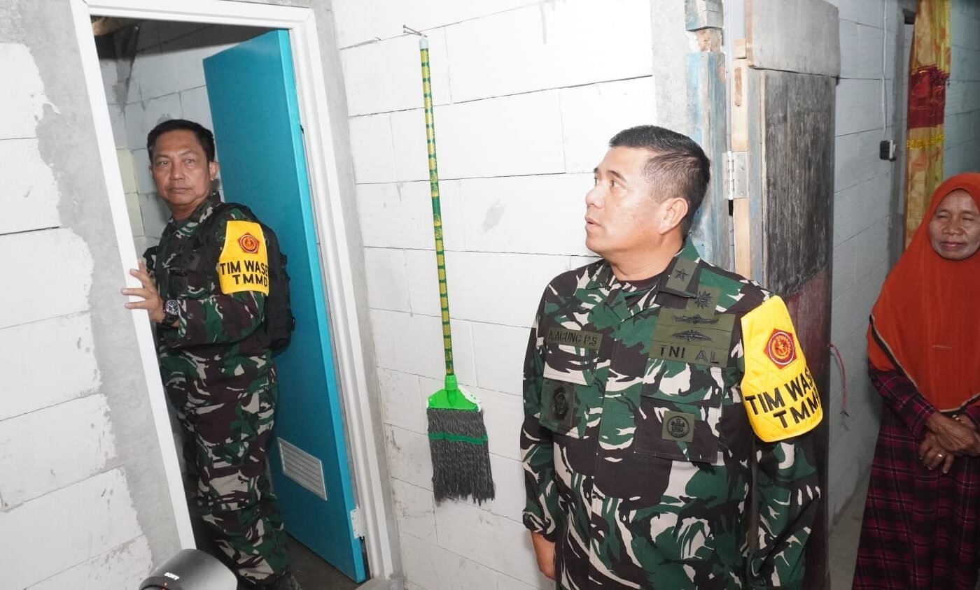 Kunjungi Proyek Perbaikan Rumah Ibu Kemi, Ketua Tim Wasev TMMD 129 Berikan Apresiasi