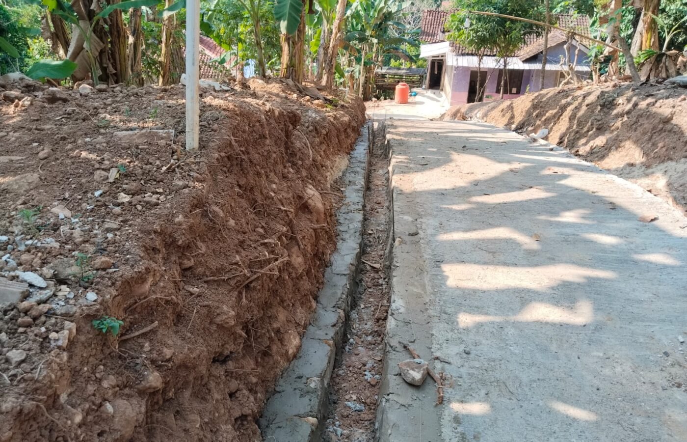 Pembangunan Jalan Rabat Beton di Pinang Jaya: Kemudahan Akses bagi Warga