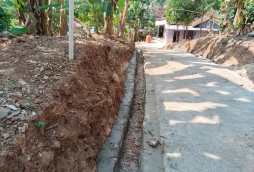 Pembangunan Jalan Rabat Beton di Pinang Jaya: Kemudahan Akses bagi Warga