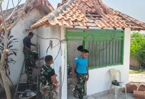 Optimalisasi Keamanan Komunitas, Satgas TMMD 129 Selesaikan Pengecatan Pos Kamling di Desa Tlemang