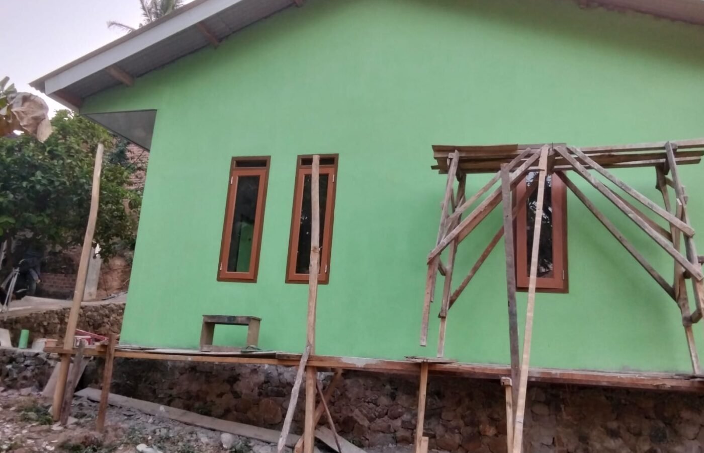 Proses Pengecatan Rumah Syahrul Tanda Kemajuan TMMD ke-129