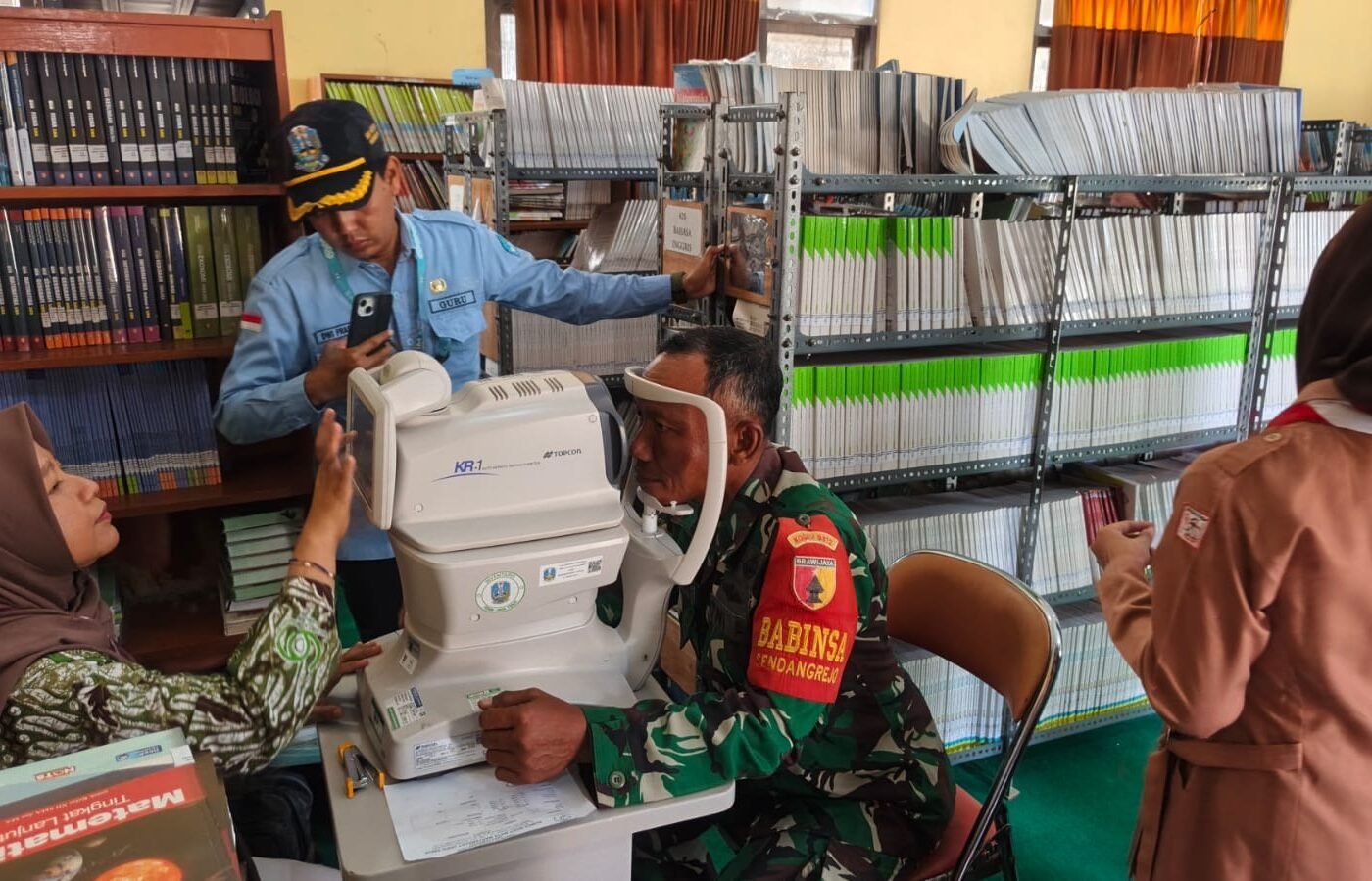 Inisiatif Kesehatan Mata untuk Siswa, Satgas TMMD 129 Bersama RSMM Jatim Laksanakan Baksos di Ngimbang