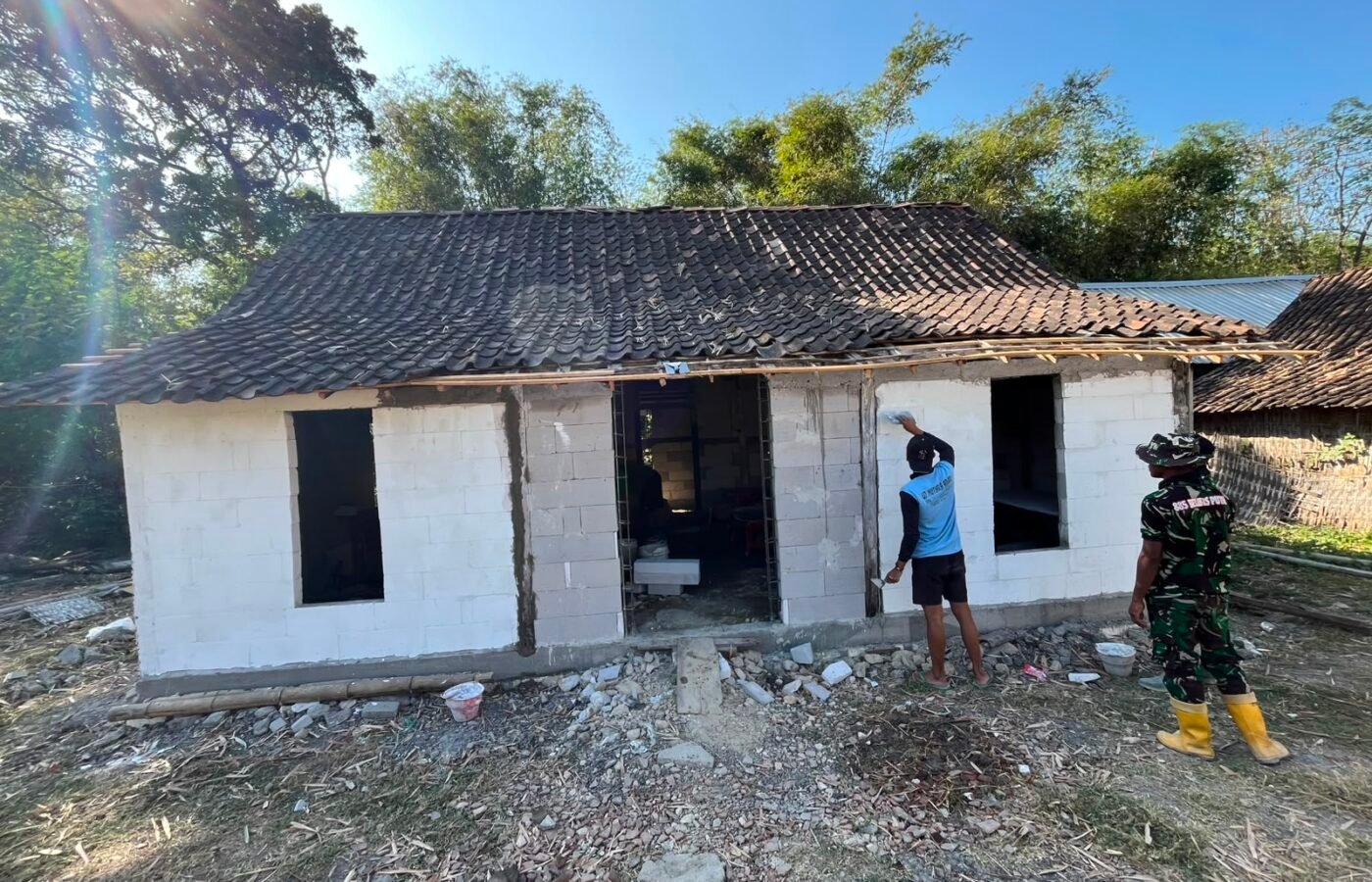 Proyek TMMD Kodim 0813/Bojonegoro: Penyempurnaan RTLH Bapak Kardo Melalui Pengecatan