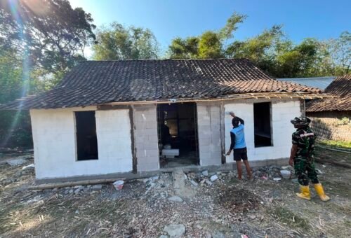 Proyek TMMD Kodim 0813/Bojonegoro: Penyempurnaan RTLH Bapak Kardo Melalui Pengecatan
