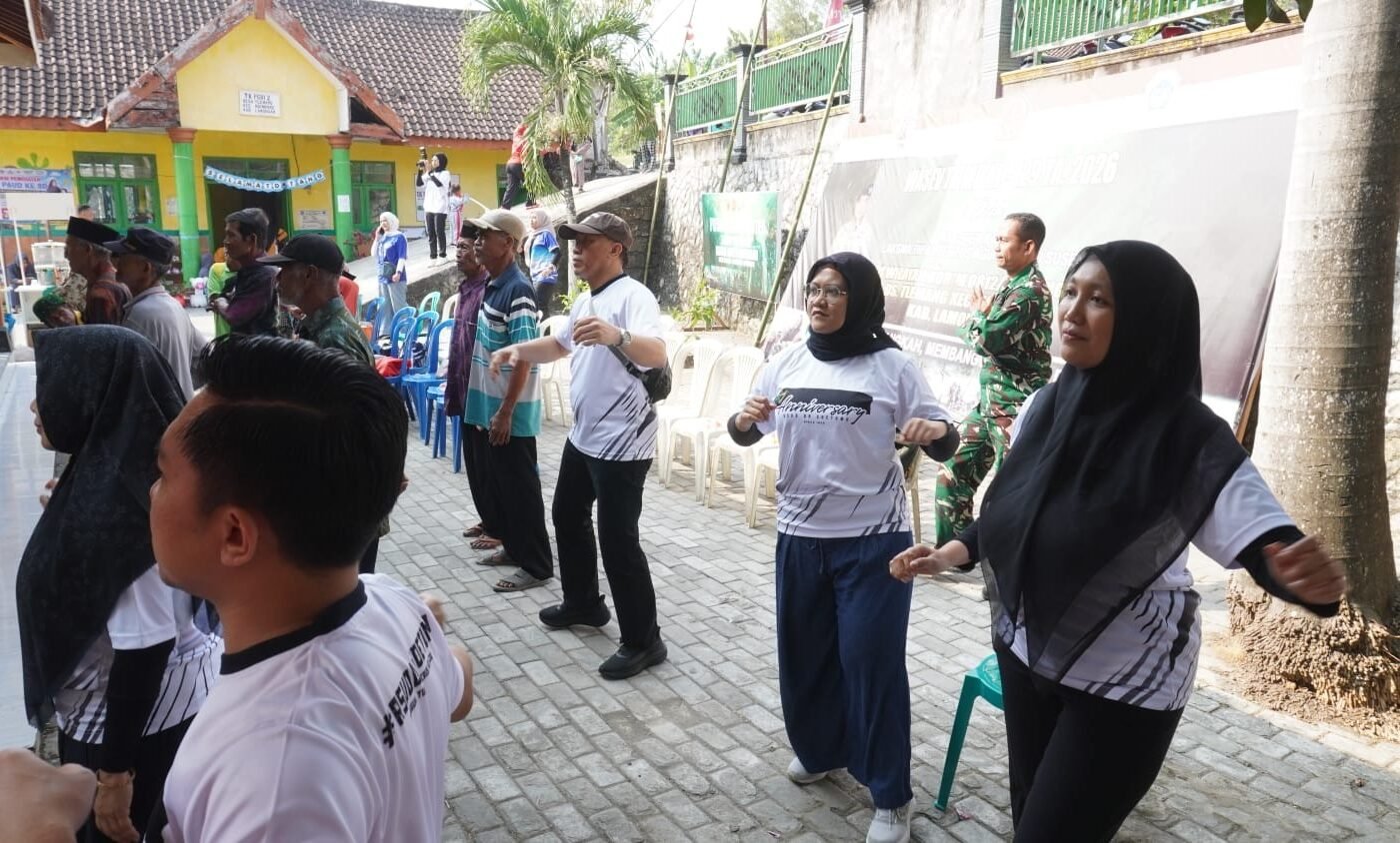 Kolaborasi TMMD ke-129 dan RSUD dr. Soetomo: Senam Bersama Lansia di Tlemang