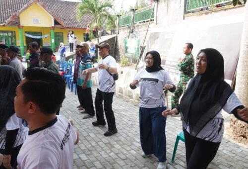 Kolaborasi TMMD ke-129 dan RSUD dr. Soetomo: Senam Bersama Lansia di Tlemang