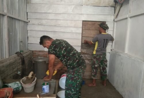 Pemasangan Pintu Kamar Mandi RTLH Milik Bapak Bella oleh Serma Abidin dan Satgas TMMD