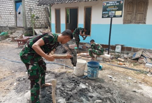 Pembangunan RTLH Bapak Kardo Hampir Selesai, Satgas TMMD Kodim 0813/Bojonegoro Melanjutkan Pengecatan