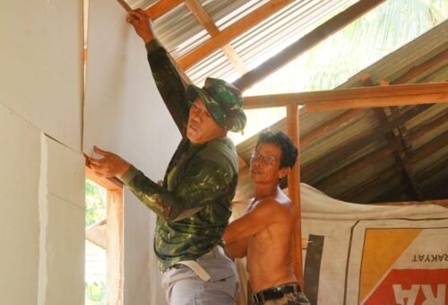 Kerja Bersama Satgas TMMD dan Warga dalam Pembangunan Dinding Kalsibut