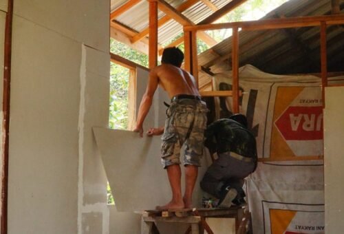 Kerja Sama Satgas TMMD dengan Masyarakat Percepat Pembangunan Rumah Layak