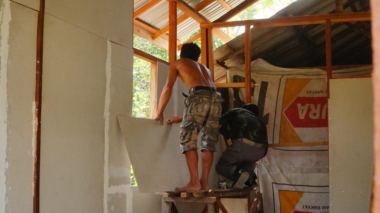 Kerja Sama Satgas TMMD dengan Masyarakat Percepat Pembangunan Rumah Layak
