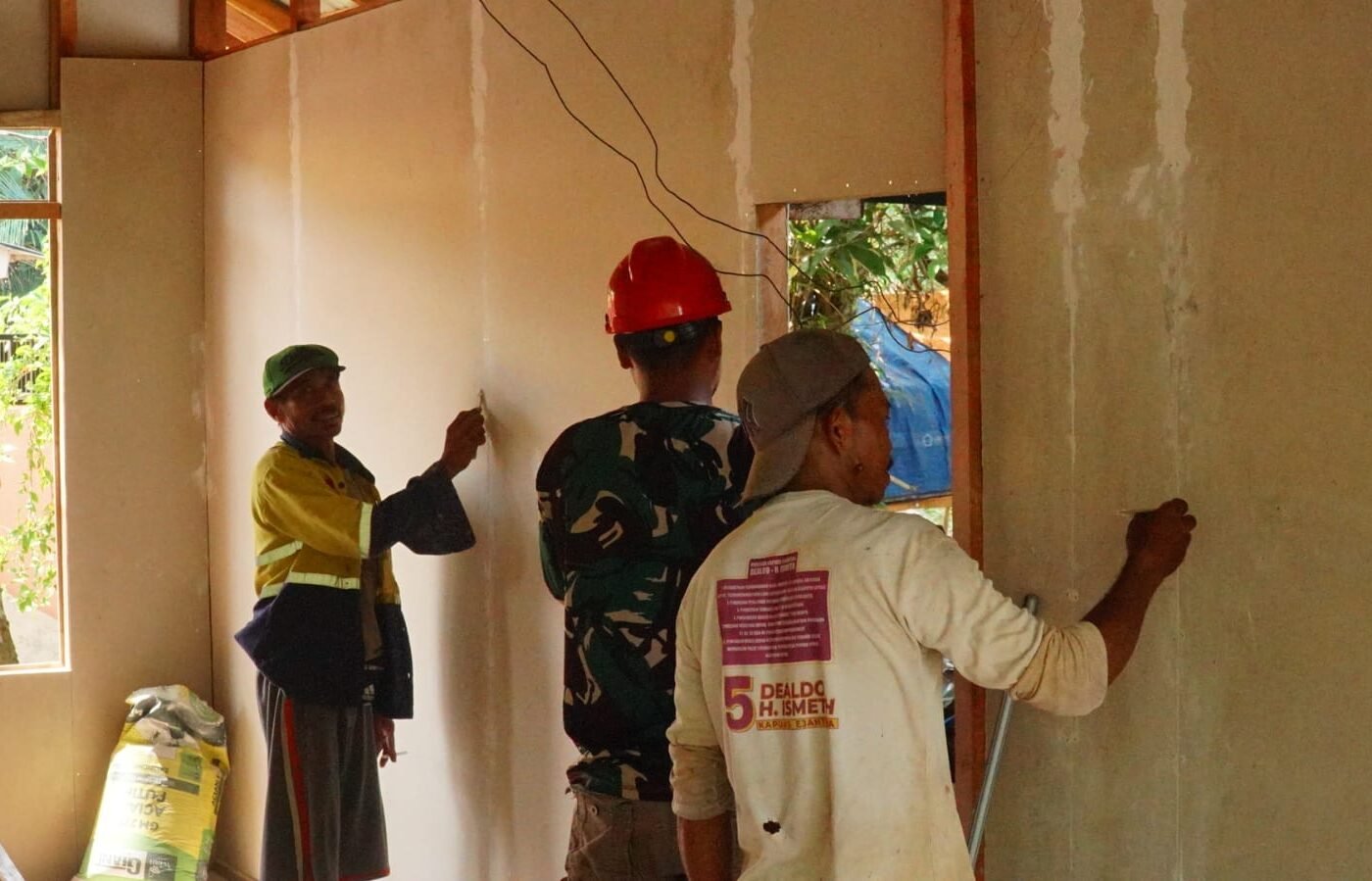 Sinergi Satgas TMMD dan Masyarakat, Perkuat Dinding Kalsibut untuk Hunian Sempurna