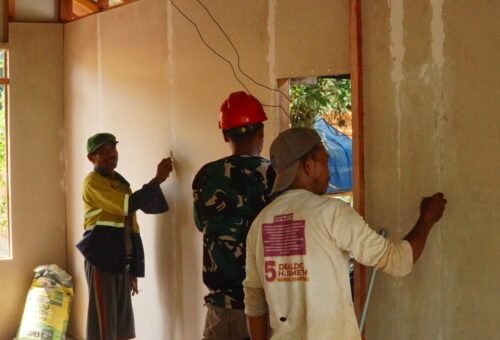 Sinergi Satgas TMMD dan Masyarakat, Perkuat Dinding Kalsibut untuk Hunian Sempurna