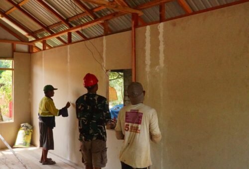 Kerja Sama Masyarakat dan Satgas TMMD Dalam Pembangunan RTLH