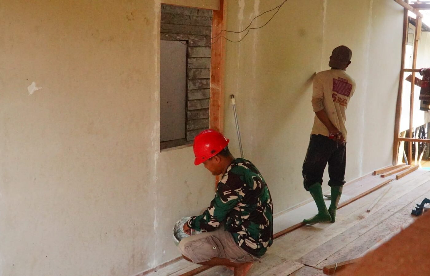 Keterlibatan Satgas TMMD dan Komunitas dalam Membangun Tempat Tinggal di Desa Bandar Raya