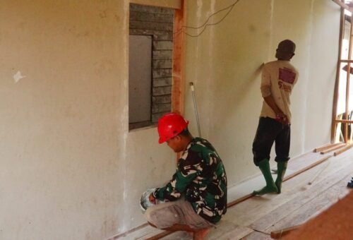 Keterlibatan Satgas TMMD dan Komunitas dalam Membangun Tempat Tinggal di Desa Bandar Raya