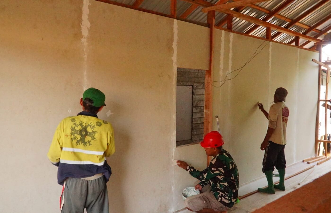 Kerjasama TNI dan Warga Tingkatkan Pembangunan Rumah di Desa Bandar Raya
