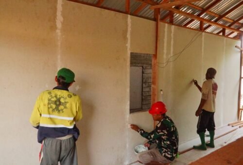 Kerjasama TNI dan Warga Tingkatkan Pembangunan Rumah di Desa Bandar Raya