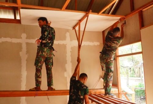 Kegiatan Satgas TMMD dan Masyarakat dalam Memperbaiki Dinding Kalsibut RTLH Target 4