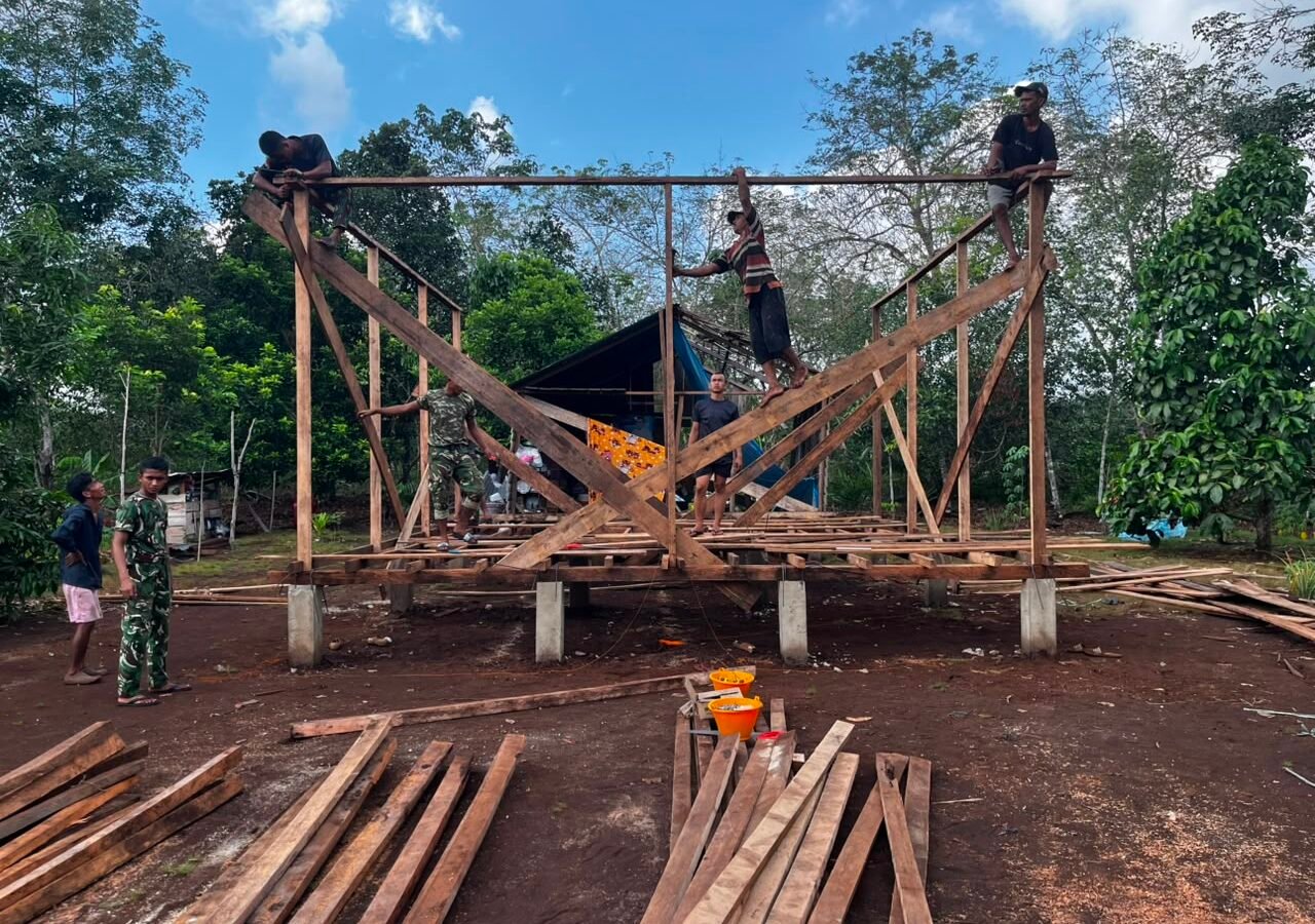Pembangunan Rumah Bapak Diasan, Satgas TMMD Ke-129 Akhiri Kegiatan di Desa Parit Baru