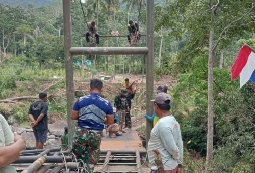 Pembangunan Jembatan Gantung di Desa Patukku oleh Kapten Inf. Eko S dan Satgas TMMD