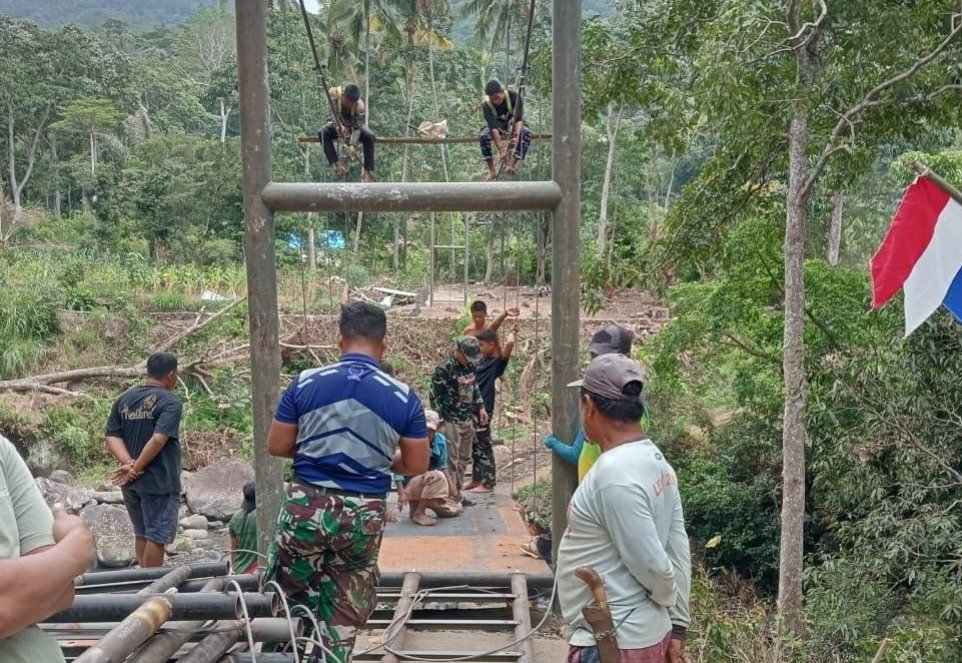 Pembangunan Jembatan Gantung di Desa Patukku oleh Kapten Inf. Eko S dan Satgas TMMD