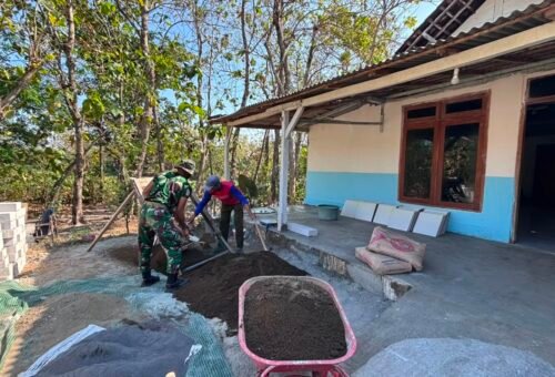 Kebersamaan Satgas TMMD Siapkan RTLH Ibu Jasmiati di RT 09/RW 03
