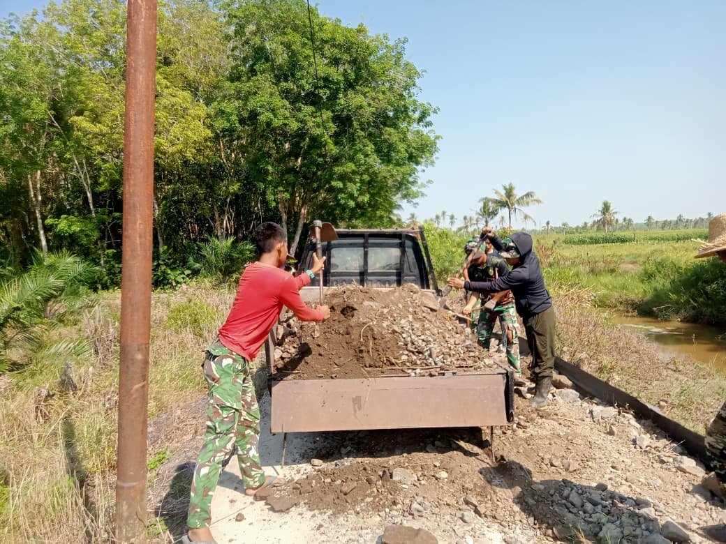 Kolaborasi TNI dan Komunitas Sukseskan Pembangunan Infrastruktur Jalan di Bandar Raya