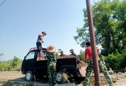 Bersama Masyarakat, Satgas TMMD Laksanakan Penimbunan Jalan di Desa Bandar Raya