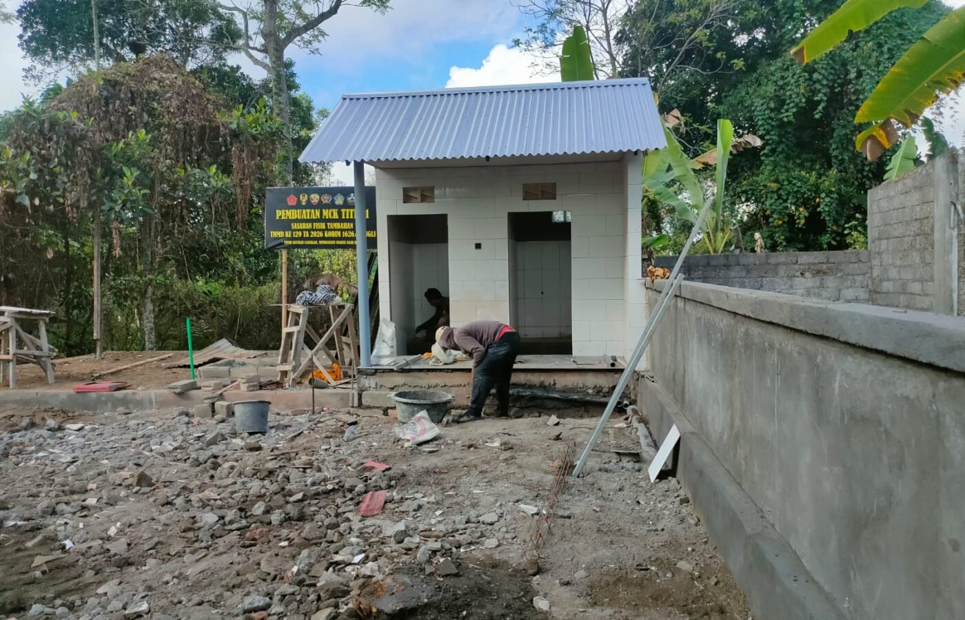 Kegiatan Bersama TNI dan Warga dalam Pembangunan MCK di Sekardadi