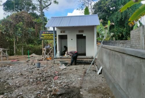 Kegiatan Bersama TNI dan Warga dalam Pembangunan MCK di Sekardadi