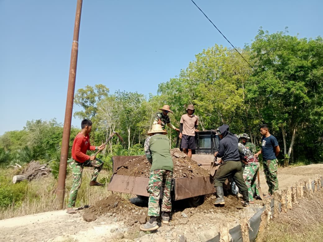 Kerjasama Satgas dan Warga Jalankan TMMD, Proyek Jalan Desa Dikebut