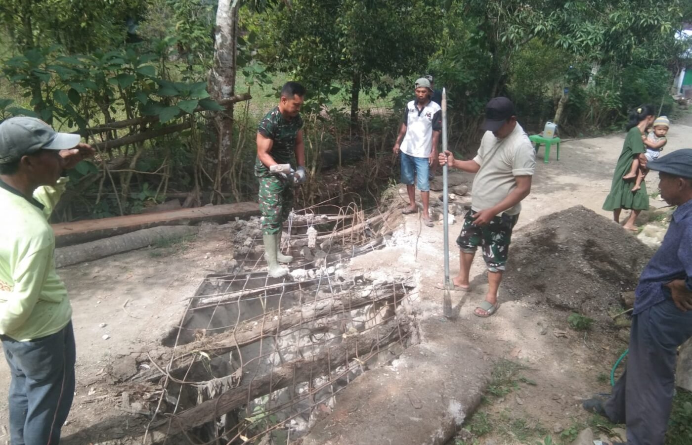 Perbaikan Jembatan Kayu oleh Satgas TMMD Bersama Masyarakat
